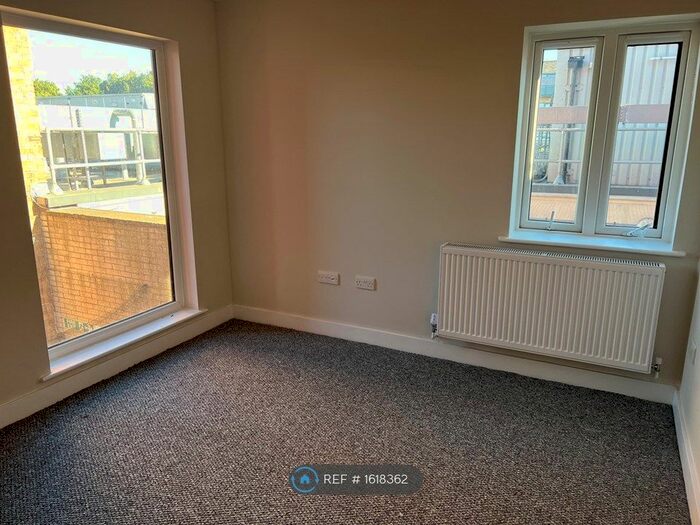 2 Bedroom Flat To Rent In High Street, Grays, RM17