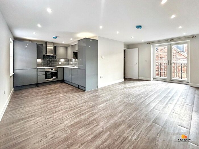3 Bedroom Flat To Rent In Chesham, HP5