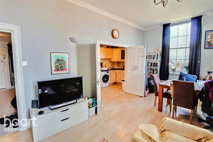 2 Bedroom Flat For Sale In Barkleys Hill, Bristol, BS16