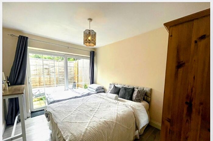 1 Bedroom Flat To Rent In Long Lane, Ickenham, Uxbridge, UB10