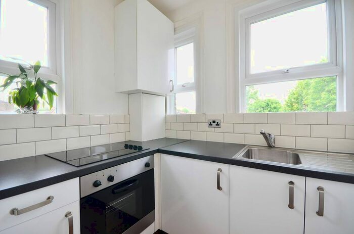 3 Bedroom Flat To Rent In Brixton Hill, Brixton, London, SW2