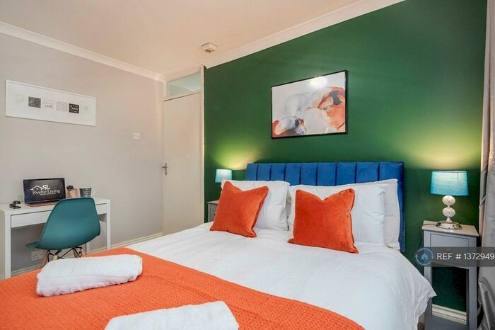 4 Bedroom Semi-Detached House To Rent In Fouracres, Enfield, EN3