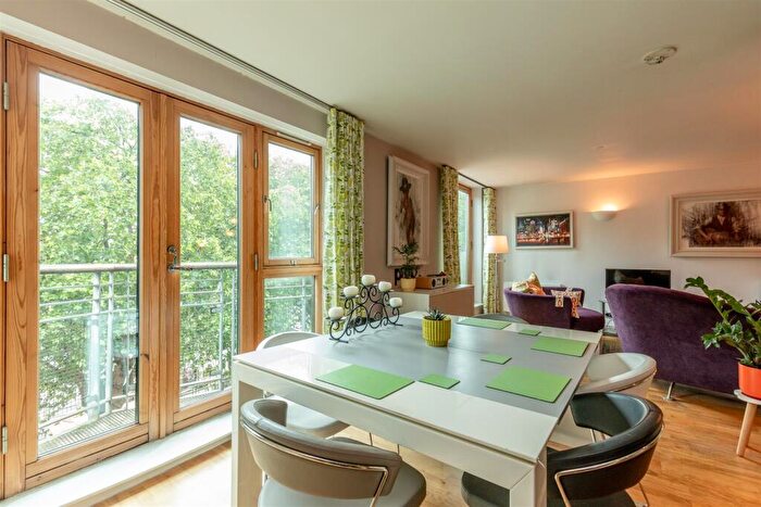 2 Bedroom Flat For Sale In Hotwell Road, Bristol, BS8