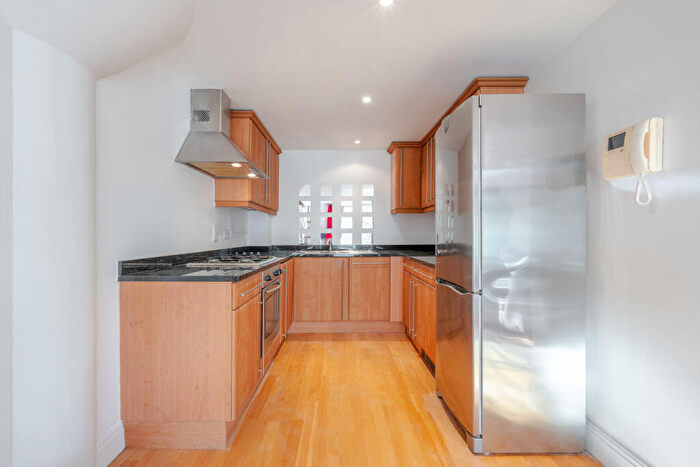 2 Bedroom Flat For Sale In Vineyard Path, Mortlake, SW14