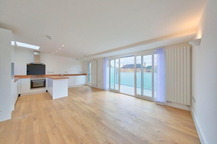 2 Bedroom Flat To Rent In Chatham Road, London, SW11