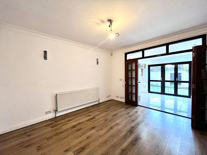 5 Bedroom Semi-Detached House To Rent In The Vale, Cricklewood, NW11
