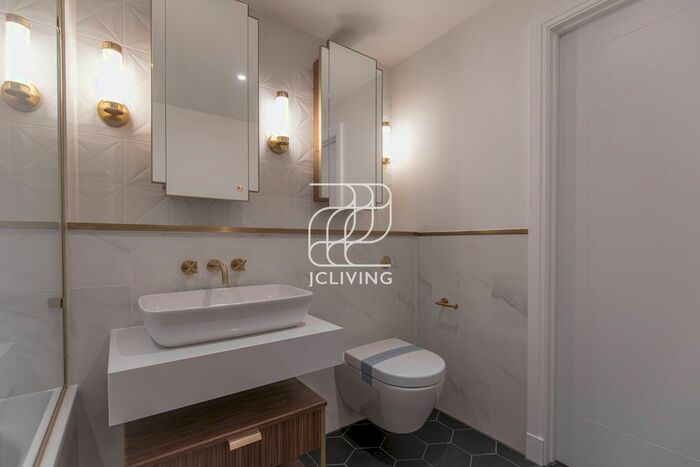2 Bedroom Flat To Rent In Lockgate Rd, London Gb, London, SW6