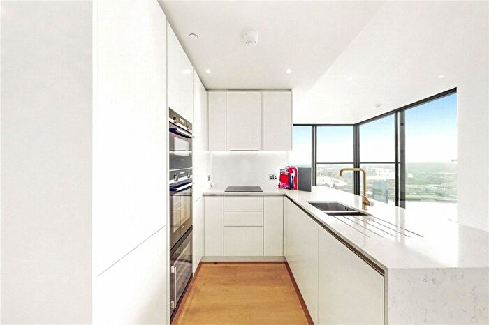 2 Bedroom Flat To Rent In Hampton Tower, London, E14