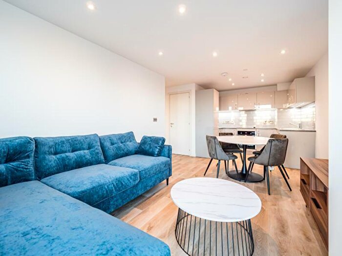 2 Bedroom Apartment To Rent In Flat :: The Quarters, M1