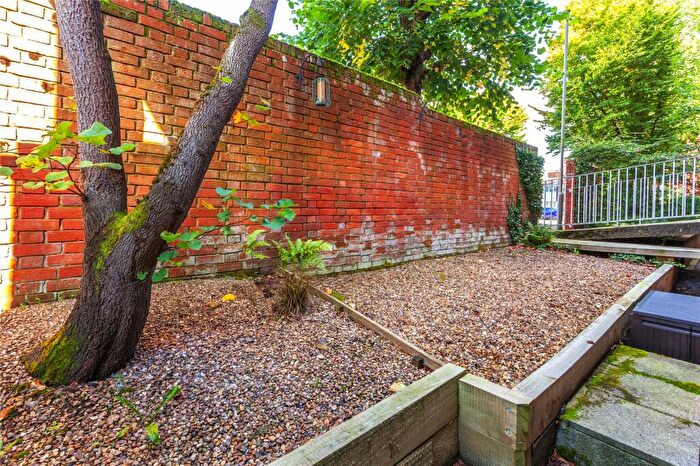 2 Bedroom Flat For Sale In Caxton Court, St Marks Road, Henley-On-thames, Oxfordshire, RG9