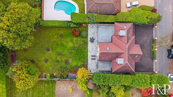 5 Bedroom Detached House For Sale In Howards Thicket, Gerrards Cross, SL9