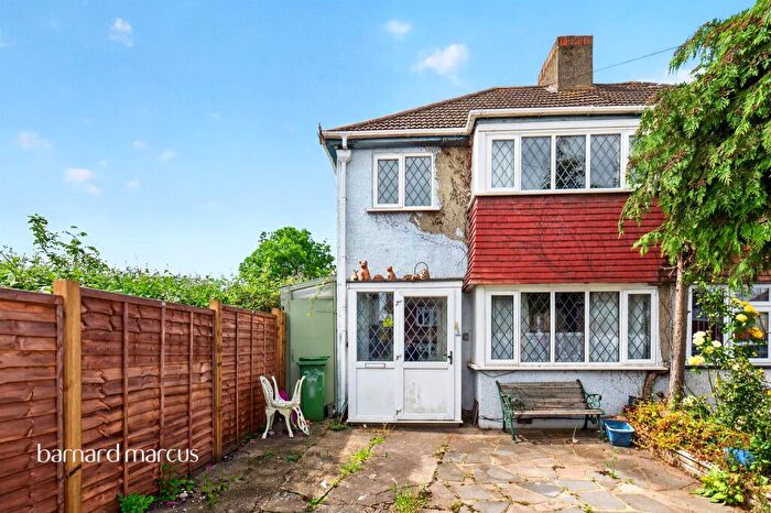 3 Bedroom End Of Terrace House For Sale In Willow Walk, Sutton, SM3
