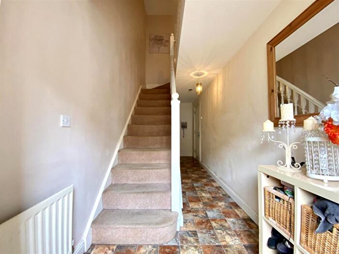 3 Bedroom Town House For Sale In Dale View, Longwood, Huddersfield, HD3