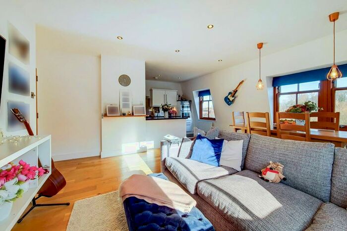 2 Bedroom Flat To Rent In Lower Square, Isleworth, TW7