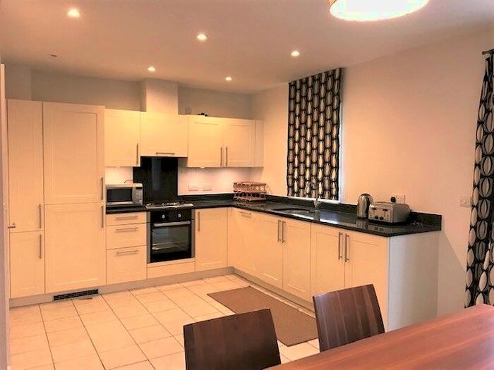 4 Bedroom Semi-Detached House To Rent In Heatherlea Grove, Worcester Park KT4