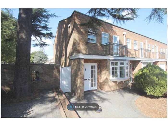 3 Bedroom End Of Terrace House To Rent In Adams Square, Kent, DA6
