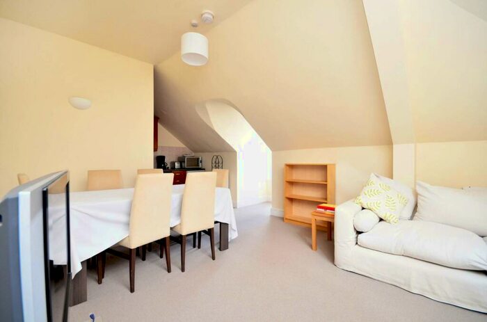 2 Bedroom Flat To Rent In Redcliffe Gardens, Chelsea, London, SW10