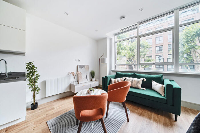 Flat To Rent In Lawrence Road, Tottenham, N15