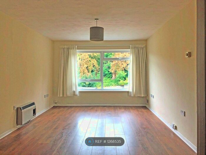 2 Bedroom Flat To Rent In Hillside Road, Whyteleafe CR3
