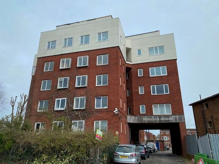 1 Bedroom Flat To Rent In Canal Walk, Portsmouth, PO1