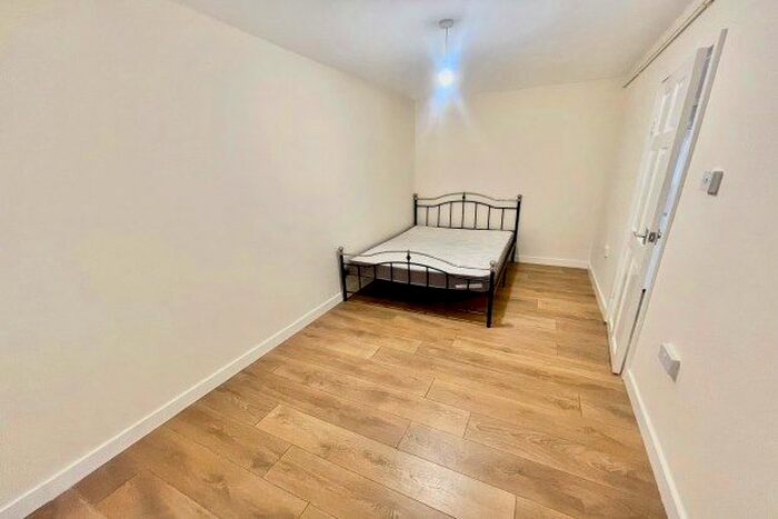 Studio To Rent In Holstein Way, Erith, DA18