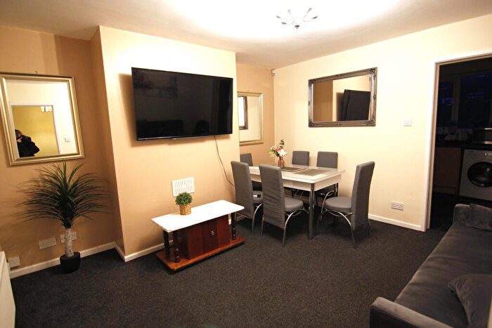 2 Bedroom Semi-Detached House To Rent In Tewkesbury Avenue, Droylsden, M43