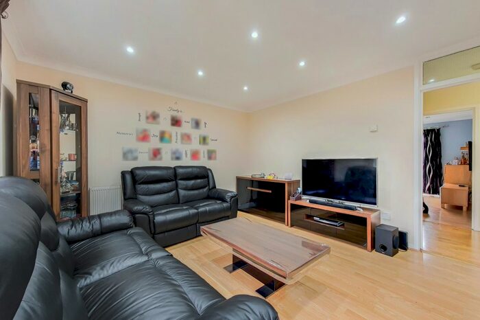 2 Bedroom Flat To Rent In Nigel Close, Northolt UB5