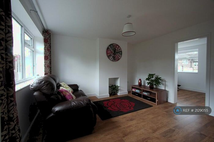 2 Bedroom End Of Terrace House To Rent In Cliffe Road, Glossop, SK13