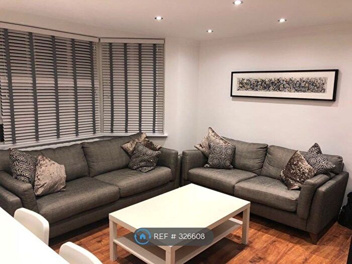 3 Bedroom Flat To Rent In Park Court, London, N11