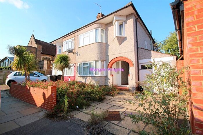 3 Bedroom End Of Terrace House To Rent In Bishops Avenue, Romford, RM6
