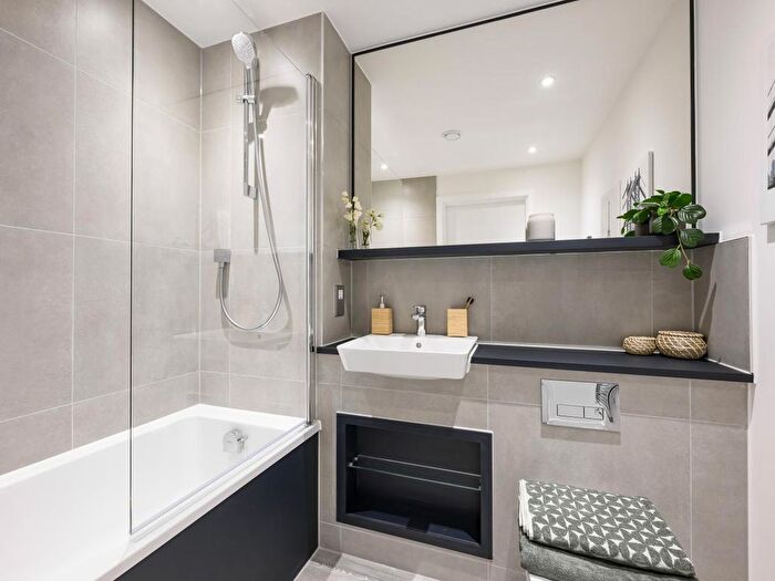 1 Bedroom Flat For Sale In Civic Street, Hounslow, TW3