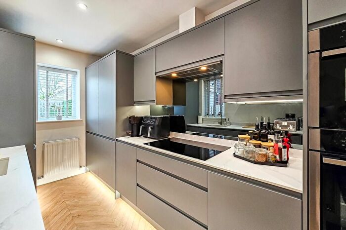 3 Bedroom Flat To Rent In Barnet, London, NW9