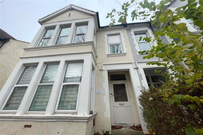3 Bedroom Flat To Rent In St. Helens Road, Westcliff On Sea, SS0