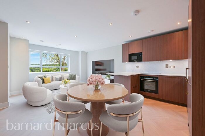 2 Bedroom Flat For Sale In Riddlesdown Road, Purley, CR8
