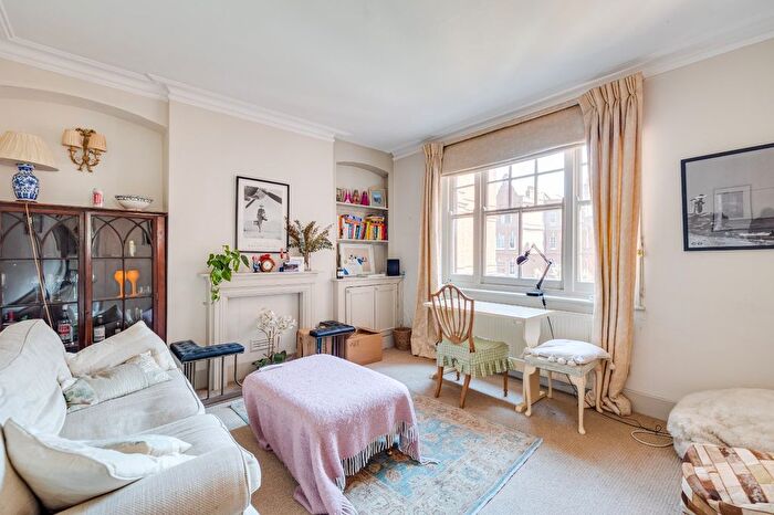 2 Bedroom Flat To Rent In Arnold Mansions, Queen's Club Gardens, W14