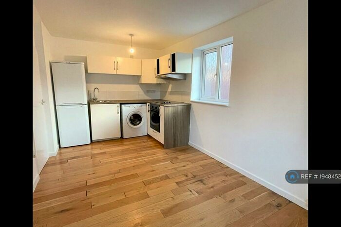 2 Bedroom Flat To Rent In Chestnut Grove, Crewe, CW1