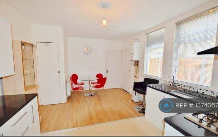 3 Bedroom Flat To Rent In Bishops Avenue, London, E13