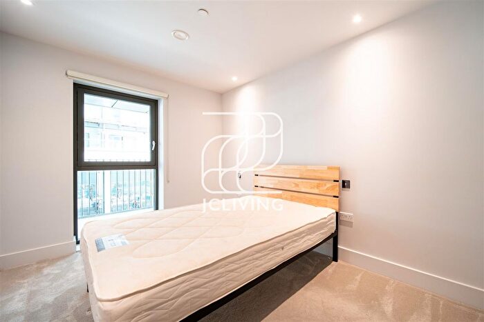 3 Bedroom Flat To Rent In Windsor Square, London, SE18