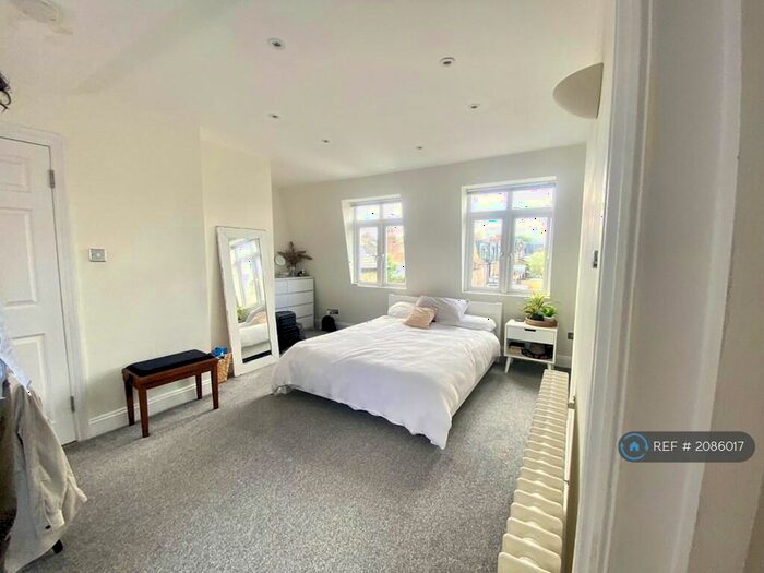 2 Bedroom Flat To Rent In Mayford Road, London, SW12