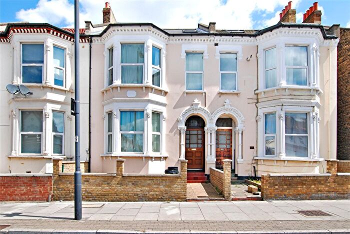 3 Bedroom Flat To Rent In Tooting Bec Road, London, SW17