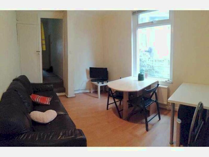 5 Bedroom Terraced House To Rent In Dogfield Street, Cathays, Cardiff, CF24