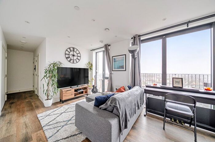 1 Bedroom Flat For Sale In Ascot House, Mill Mead, Staines, TW18