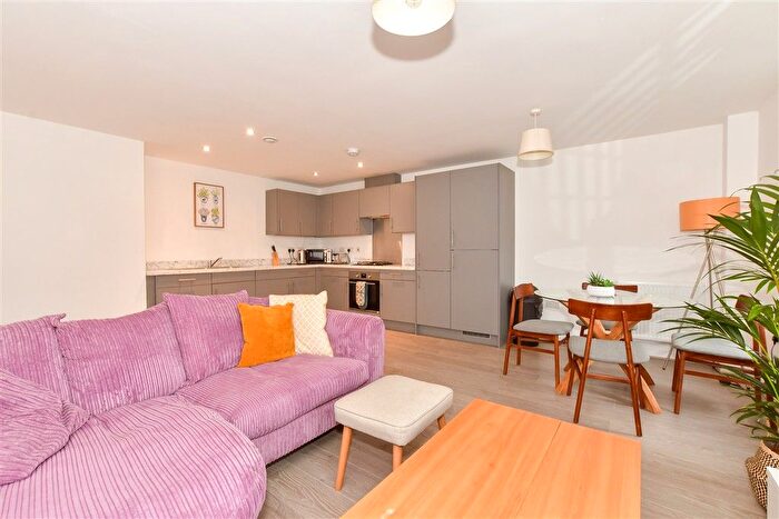 2 Bedroom Flat For Sale In Dowlen Close, Crawley, West Sussex, RH10
