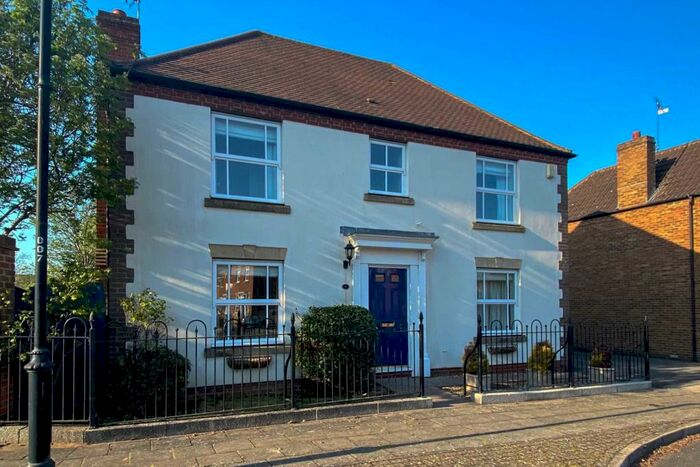 4 Bedroom Detached House To Rent In Fairford Leys, HP19