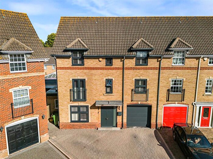 4 Bedroom Semi-Detached House For Sale In Pinewood Place, Dartford, Kent, DA2