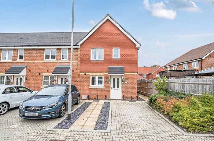 3 Bedroom End Terrace House For Sale In Yeomans Lane, Blackwater, Camberley, GU17