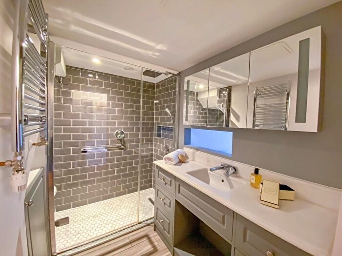 1 Bedroom Flat To Rent In Flat, Mcdonald Road, Edinburgh, EH7
