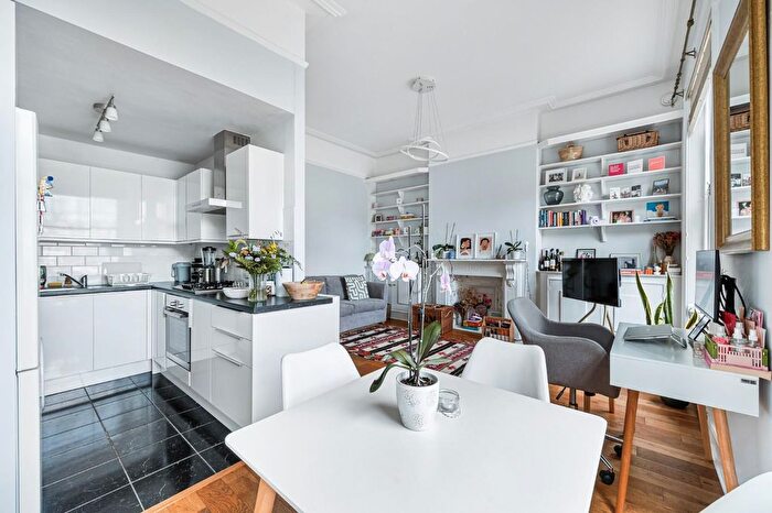 2 Bedroom Flat For Sale In Avonmore Road, Olympia London, W14