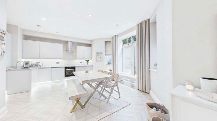 2 Bedroom Flat For Sale In Knights Hill, Streatham, SE27