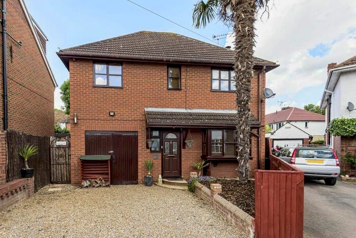 4 Bedroom Detached House To Rent In Slough, Berkshire, SL2